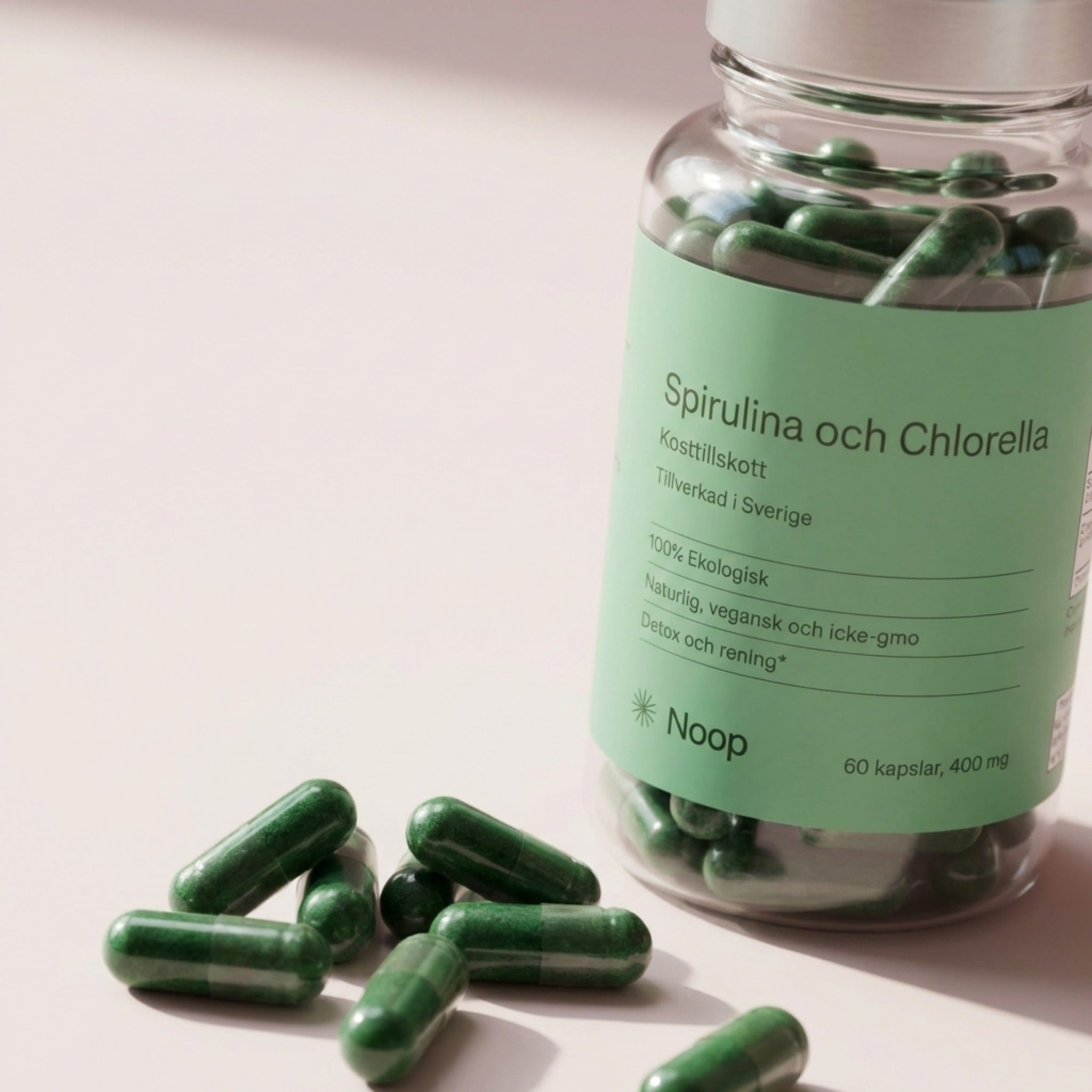 Noop Spirulina & Chlorella livsstilsbild 1 – daglig grön näring i kapselform